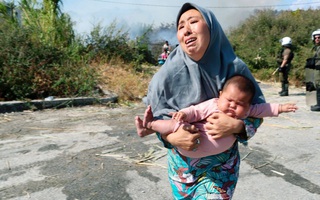 Cuộc sống bi thảm của phụ nữ, trẻ em sau vụ cháy trại tị nạn lớn nhất châu Âu