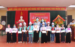 Trao 60 suất học bổng cho học sinh nghèo vượt khó ở các xã miền núi tỉnh Phú Thọ