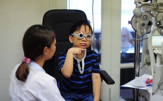 Hiểu sai về cận thị: Đeo kính nhiều có khiến bạn bị phụ thuộc vào kính cận không?