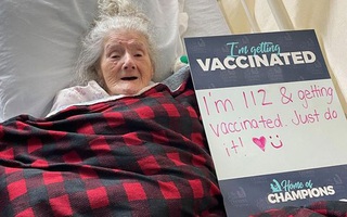 Cụ bà 112 tuổi vui vẻ đùa với y tá khi tiêm vaccine Covid-19