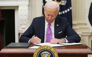 Tân Tổng thống Mỹ Joe Biden ký 10 sắc lệnh ngăn đại dịch Covid-19