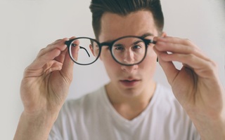 Bị cận thị có đeo kính thường xuyên được không? 