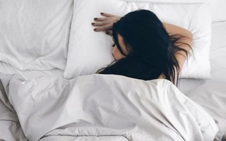 3 tư thế ngủ dễ khiến ngực lép, lưng đau, có tư thế còn có thể tổn thương não bộ