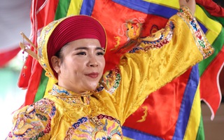 Thanh đồng Huyền Trang nhận bằng khen của Hội Di sản Văn hóa Việt Nam