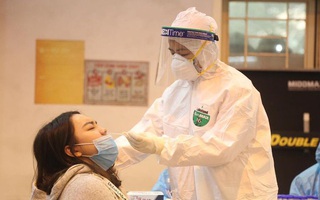 Giao hàng cho bệnh nhân 1694, một người phụ nữ ở huyện Mê Linh bị nhiễm Covid-19