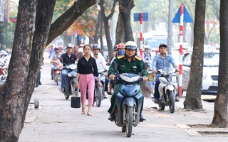 Chủ tịch Hà Nội: Xử lí nghiêm trường hợp đi xe trên vỉa hè