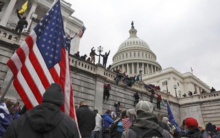 Người biểu tình làm loạn tại tòa nhà Quốc hội Mỹ, một phụ nữ bị bắn chết