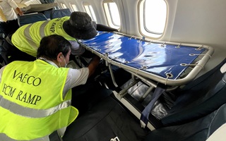 Lắp cáng trên máy bay đưa nữ hành khách 90 tuổi từ Côn Đảo về TPHCM