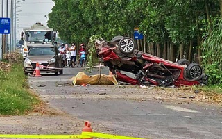 Ô tô con biến dạng sau va chạm với xe tải, 3 người tử vong