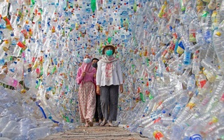 Triển lãm rác thải nhựa ở Indonesia với hơn 10 nghìn chai lọ, ống hút thu gom từ các bãi biển