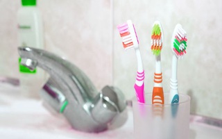 Những thói quen khiến bàn chải đánh răng biến thành ổ vi khuẩn