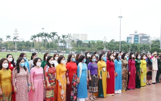 Đoàn đại biểu phụ nữ tỉnh Nghệ An dâng hoa, báo công với Bác Hồ 