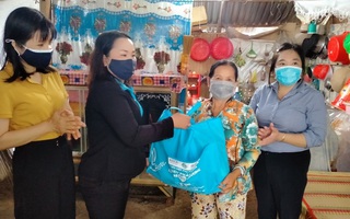 Văn phòng OSSO Hậu Giang trao 200 phần quà "san sẻ yêu thương" cho gia đình phụ nữ di cư hồi hương