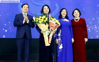 Nguyên Phó Chủ tịch nước Đặng Thị Ngọc Thịnh nhận Kỷ niệm chương “Vì sự nghiệp Phát triển Doanh nghiệp Việt Nam” 