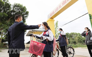 Học sinh khối THPT ở Hà Nội trở lại trường từ 6/12, tự mang theo nước uống 