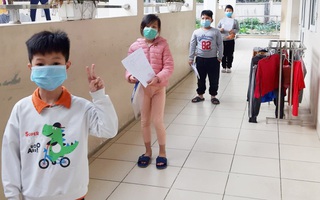28 học sinh, phụ huynh đầu tiên trường Tiểu học Xuân Phương được về nhà đón Tết