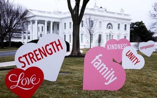 Đệ nhất phu nhân Jill Biden trang trí bãi cỏ Nhà Trắng bằng những trái tim mừng Lễ Tình nhân