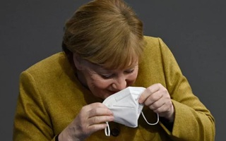 Thủ tướng Đức Merkel hoảng hốt vì quên đeo khẩu trang