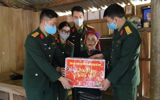 “Xuân biên giới thắm tình quân dân” tặng quà Tết trị giá hơn 3 tỷ cho mẹ VNAH, gia đình chính sách, học sinh nghèo ở Quảng Trị 