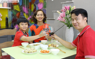 Tết vui của những bà mẹ công sở: Cầu kỳ chọn hoa chưng trong nhà