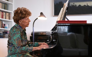 Nữ nghệ sĩ dương cầm 106 tuổi chuẩn bị phát hành album thứ 6