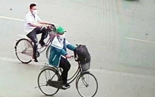 Cậu bé 11 tuổi đạp xe 140km vào Thanh Hóa: "Lúc chia tay, 2 bà cháu ôm nhau khóc, thương quá!"