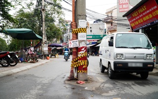Cột điện cao thế “chình ình” giữa ngõ ở Hà Nội, cản trở hoạt động đi lại của người dân