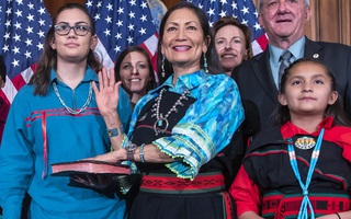 Mỹ có nữ bộ trưởng gốc thổ dân đầu tiên