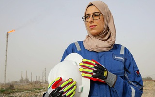 Phụ nữ Iraq khai thác dầu mỏ: Chấp nhận nguy hiểm để xóa bỏ lãnh địa riêng của nam giới 
