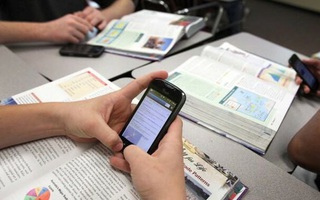 Bộ GD&ĐT cần làm rõ quy định cho học sinh sử dụng điện thoại trong lớp học
