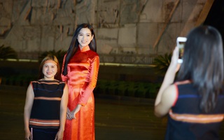 Dàn Hoa hậu Việt Nam giao lưu với các cầu thủ Hoàng Anh Gia Lai