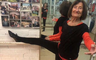 Cụ bà 100 tuổi khiêu vũ mỗi ngày để gây quỹ từ thiện