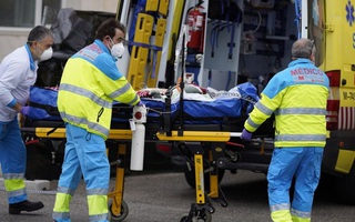 Tây Ban Nha: Bắt giữ trường hợp cố tình lây nhiễm Covid-19 cho 22 người khác