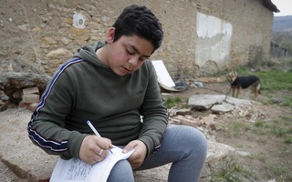 Trẻ em nghèo Roma ở Hungary và nỗi lo thất học do thiếu thiết bị học tập