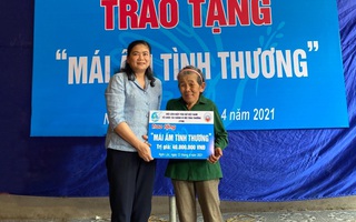 Phó Chủ tịch Hội LHPNVN, Chủ tịch Hội đồng thành viên TYM Đỗ Thị Thu Thảo thăm và tặng quà phụ nữ, trẻ em tại Nghệ An