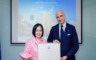Bà chủ Vietnam's Next Top Model nhận Huân chương công trạng của Italy