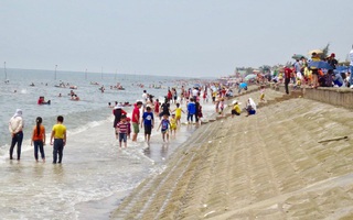 Lên phương án tìm kiếm xuyên đêm 3 học sinh bị sóng cuốn trôi khi tắm biển ở Nam Định