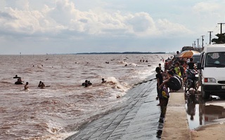 3 học sinh lớp 7 bị sóng cuốn mất tích khi tắm biển ở Nam Định