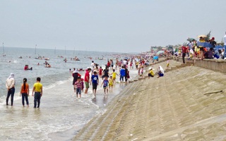 Vụ 3 học sinh bị sóng cuốn mất tích ở biển Nam Định: Tìm thấy thi thể 1 nạn nhân cách hiện trường 3km