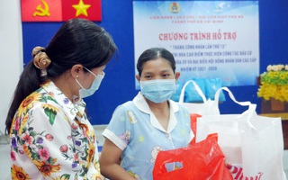 Tặng quà nữ công nhân khó khăn bị ảnh hưởng bởi Covid-19 ở KCX Tân Thuận