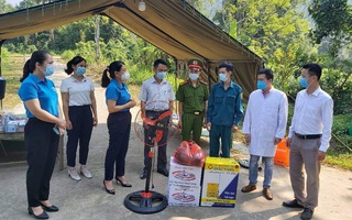 Hội LHPN tỉnh Tuyên Quang tặng quà các lực lượng tuyến đầu chống dịch Covid-19