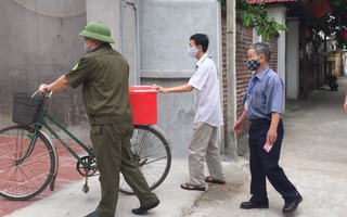Vĩnh Phúc: Dùng xe đạp chở hòm phiếu đến nhà cử tri đang thực hiện cách ly 