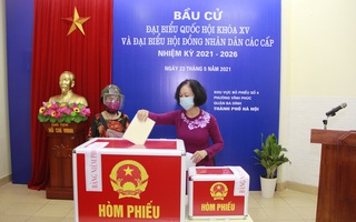 Trưởng ban Tổ chức TƯ Trương Thị Mai bỏ phiếu bầu cử tại quận Ba Đình, Hà Nội