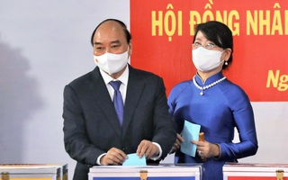 Chủ tịch nước Nguyễn Xuân Phúc cùng phu nhân bỏ phiếu bầu cử tại TPHCM