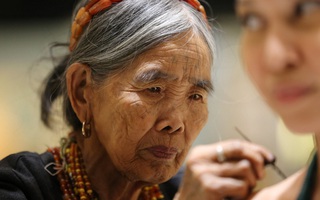 Người phụ nữ đầu tiên của bộ tộc Kalinga được truyền nghề xăm