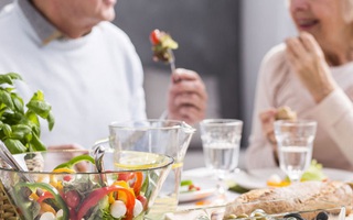 Ăn gì để tăng cường đề kháng cho người cao tuổi trong mùa dịch