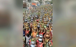 Hàng nghìn phụ nữ Ấn Độ dâng nước thiêng để “ngăn Covid-19”