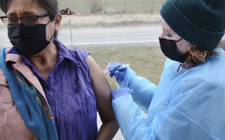 Hoa Kỳ: 98% dân số của bộ tộc Blackfeet đã được tiêm vaccine ngừa Covid-19