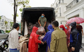 Hơn chục người dầm mưa vận chuyển, phát miễn phí 5,5 tấn nông sản Bắc Giang 
