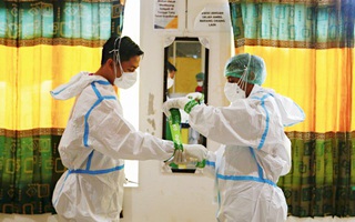 Indonesia: Hơn 350 nhân viên y tế nhiễm Covid-19 dù đã tiêm vaccine